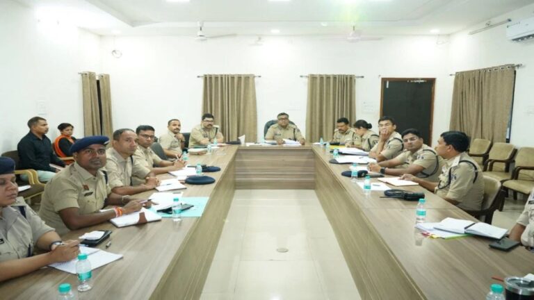 IG अमरेश मिश्रा ने पुलिस अधिकारियों की बैठक में दिए सख्त निर्देश: हाई प्रोफाइल नशा, साइबर क्राइम और सड़क हादसों पर लगेगा ब्रेक