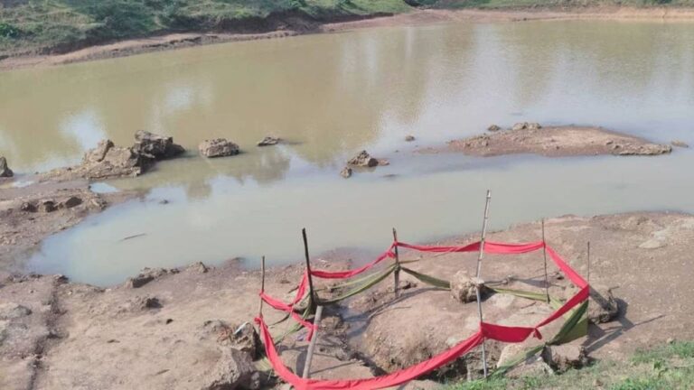 45 साल पुराने तालाब का पानी अचानक समाया रहस्यमयी गड्ढे में, ग्रामीणों ने माना दैवी चमत्कार