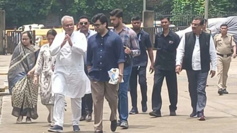 बेटे चैतन्य से मिलने पूर्व मुख्यमंत्री भूपेश बघेल सपरिवार पहुंचे ईडी कार्यालय, कहा- “बेवजह फंसाया जा रहा है, हम लड़ते रहेंगे”