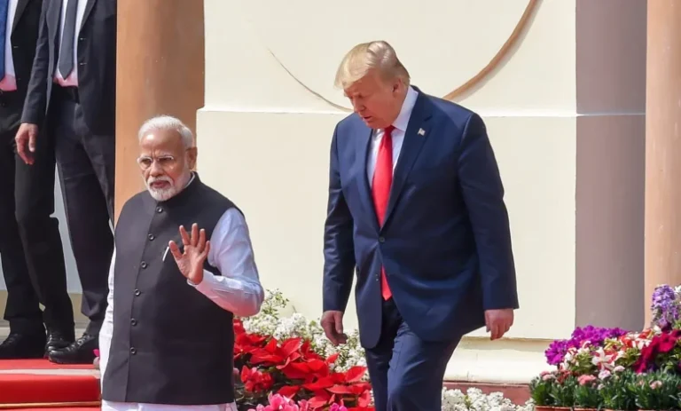 भारत के आगे टैरिफ़ वॉर में पीछे हटे ट्रंप! 50% टैरिफ़ घटकर 15% होगा? जल्द हो सकती है बड़ी ट्रेड डील