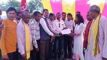 सूरजपुर में किसान और आदिवासी संगठनों ने किया एक दिवसीय धरना प्रदर्शन, राज्यपाल को सौंपा ज्ञापन