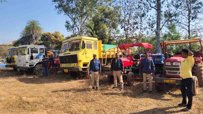 बस्तर में अवैध खनन पर कार्रवाई, 16 वाहन और पोकलेन मशीन जब्त