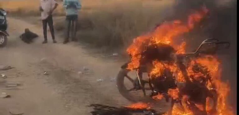 Janjgir Champa News: सड़क किनारे खड़ी बाइक में लगी आग, पेट्रोल टंकी फटने से जलकर राख हुई, चालक सोता रहा