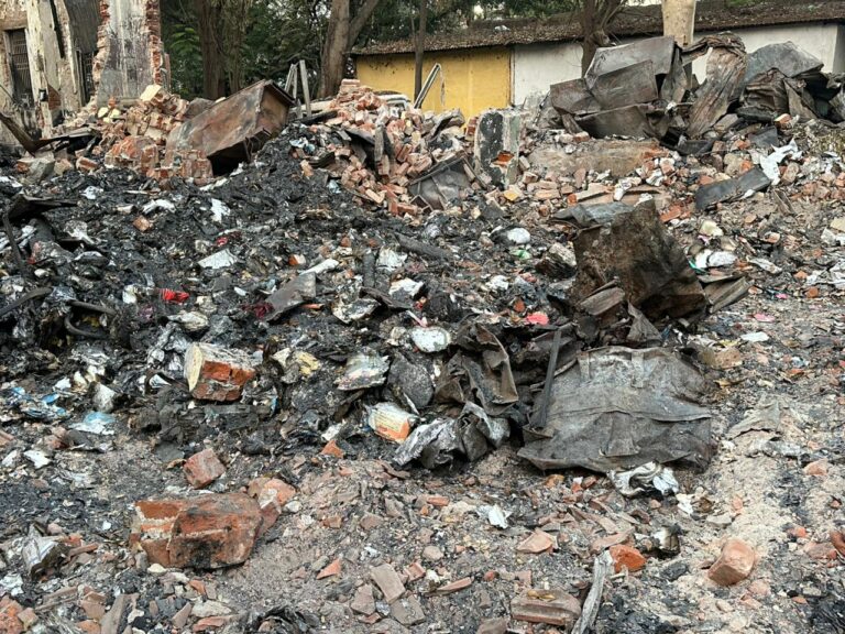 DEO ऑफिस आग मामला: 2025 तक की फाइलें राख, सेवा पुस्तिकाएं सुरक्षित, जांच पर उठे सवाल