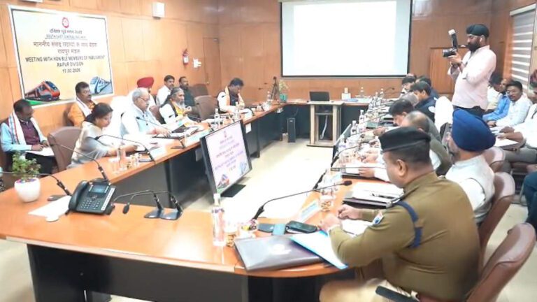 रायपुर–दुर्ग स्टेशन री-डेवलपमेंट की धीमी रफ्तार पर भड़के सांसद, दिसंबर 2027 तक काम पूरा करने का लक्ष्य