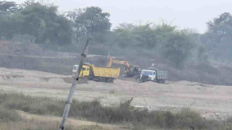 कांकेर में महानदी से अवैध रेत उत्खनन बेखौफ जारी, रोजाना सैकड़ों हाईवा से हो रही तस्करी