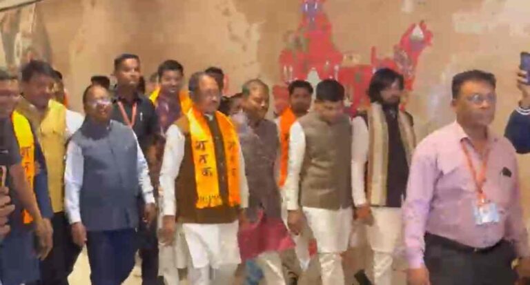 सीएम विष्णुदेव साय ने मंत्रिमंडल के साथ देखी ‘शतक’ फिल्म, जोरा मॉल में दिखा उत्साह