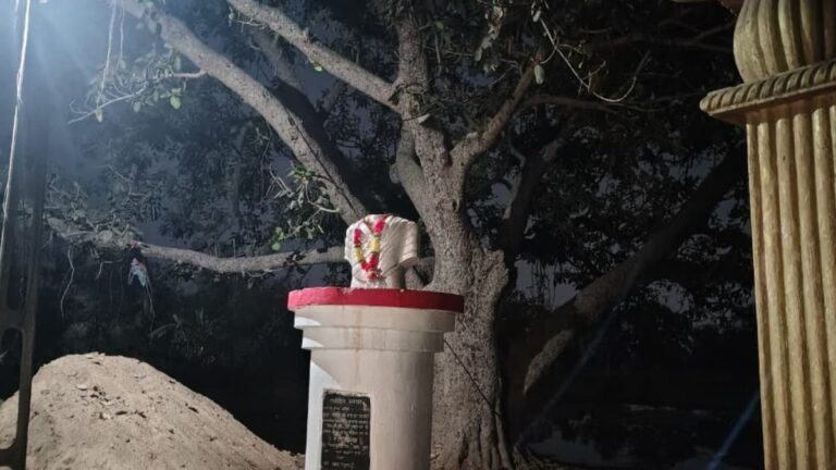 बलौदाबाजार में महात्मा गांधी की प्रतिमा से तोड़फोड़, ग्रामीणों में आक्रोश