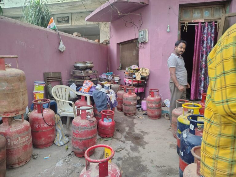 बस्तर में गैस की कालाबाजारी पर बड़ी कार्रवाई, 34 सिलेंडर और रिफिलिंग पाइप जब्त