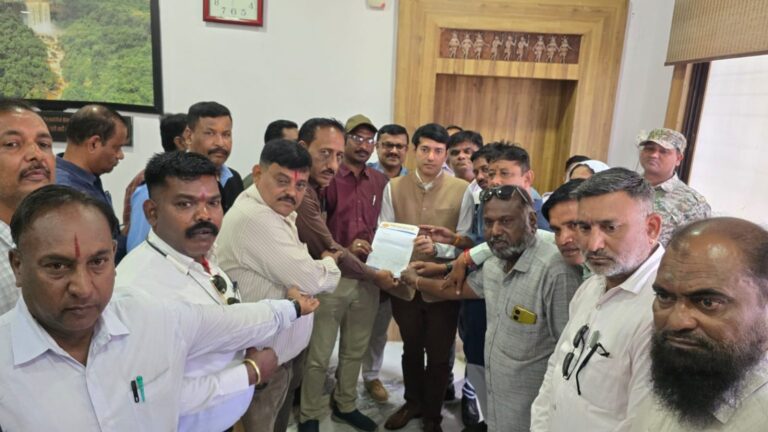 दंतेवाड़ा में पत्रकारों का मौन धरना, साथी की गिरफ्तारी पर न्यायिक जांच की मांग