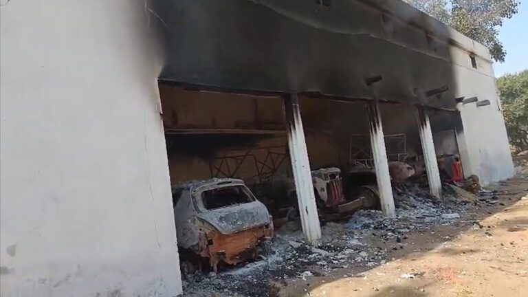 किसान के बाड़े में भीषण आग: 3 ट्रैक्टर और एक कार जलकर राख