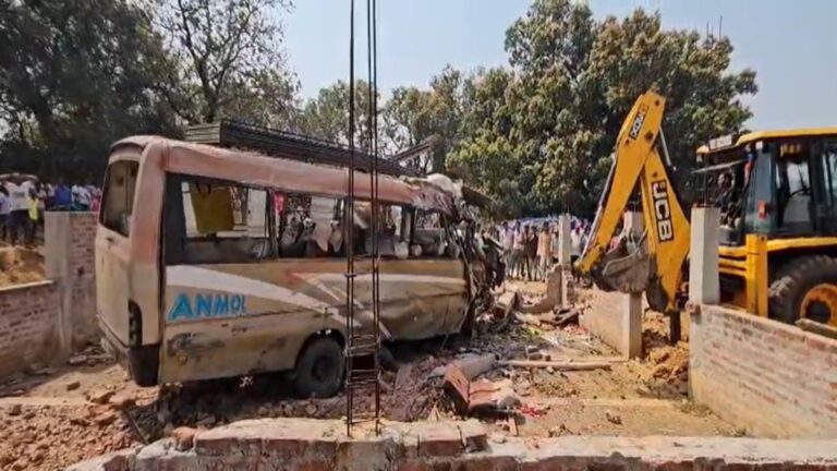 जशपुर बस हादसा: अनियंत्रित बस पलटी, बच्चे समेत 6 यात्रियों की मौत