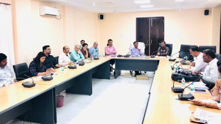 रायपुर में बायोमेडिकल वेस्ट प्रबंधन पर समीक्षा बैठक, शुल्क पुनर्निर्धारण और व्यवस्था सुधार पर जोर