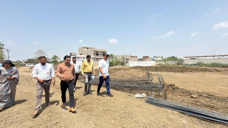 मुंगेली में निर्माण कार्यों का कलेक्टर ने किया निरीक्षण, लापरवाही पर सख्त चेतावनी
