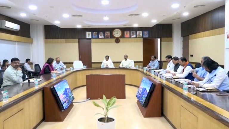 छत्तीसगढ़ कैबिनेट बैठक शुरू: धान सरप्लस नीलामी पर फैसला संभव, बस्तर 2.0 पर चर्चा