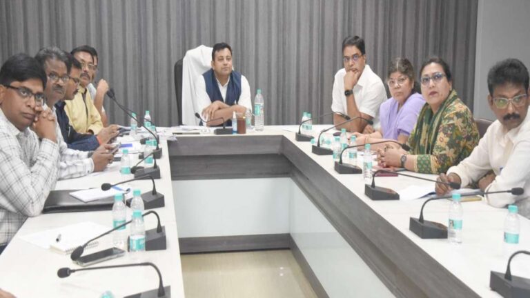 जनसंपर्क आयुक्त की बैठक: न्यू एज मीडिया अपनाने के निर्देश, लापरवाही पर कार्रवाई