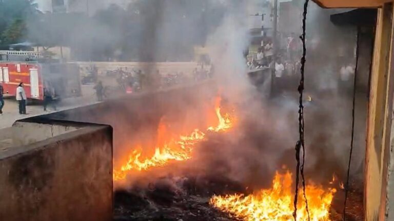 कोंडागांव में स्टेडियम के पास भीषण आग, इलाके में मची अफरा-तफरी