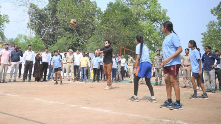 सचिन तेंदुलकर का बस्तर दौरा: दंतेवाड़ा में मल्टी-स्पोर्ट्स ग्राउंड का उद्घाटन, युवाओं को मिली नई प्रेरणा