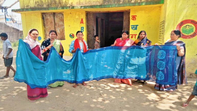 आंगनबाड़ी कार्यकर्ताओं को मिली खराब साड़ियों पर सख्त हुई सरकार, जांच के आदेश