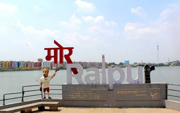 तैलीबांधा मरीन ड्राइव में ठेकेदार की मनमानी, गेट पर ताला लगाने से मचा बवाल