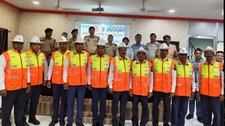 राडा ने ट्रैफिक पुलिस को बांटी सेफ्टी जैकेट, सड़क सुरक्षा और पर्यावरण संरक्षण का दिया संदेश