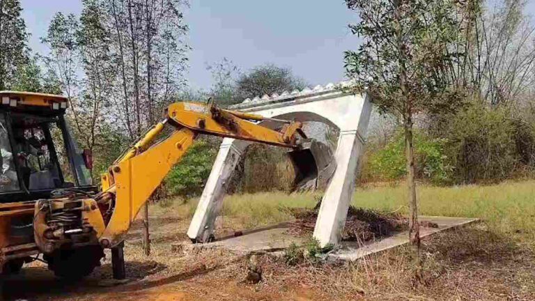 मनगट्टा में अवैध प्लाटिंग पर प्रशासन की बड़ी कार्रवाई, 150 एकड़ जमीन पर चला बुलडोजर