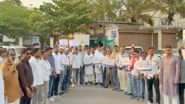 ‘वनवासी’ शब्द के विरोध में कांग्रेस का प्रदर्शन, अमित शाह का पुतला फूंका