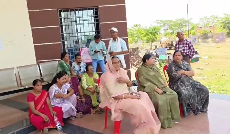 अकलतरा नगर पालिका में बवाल: पार्षदों ने कार्यालय में जड़ा ताला, अध्यक्ष के खिलाफ खोला मोर्चा
