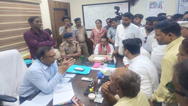 बिजली कटौती और लो-वोल्टेज से परेशान लोगों का फूटा गुस्सा, कांग्रेस ने किया बिजली ऑफिस का घेराव