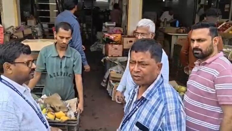 रायपुर में खाद्य सुरक्षा विभाग की बड़ी कार्रवाई, 40 किलो सड़े फल नष्ट