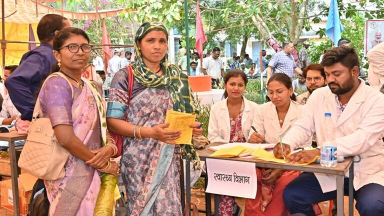 सुशासन तिहार: धमतरी के शिविर में 250 से अधिक आवेदनों का मौके पर समाधान