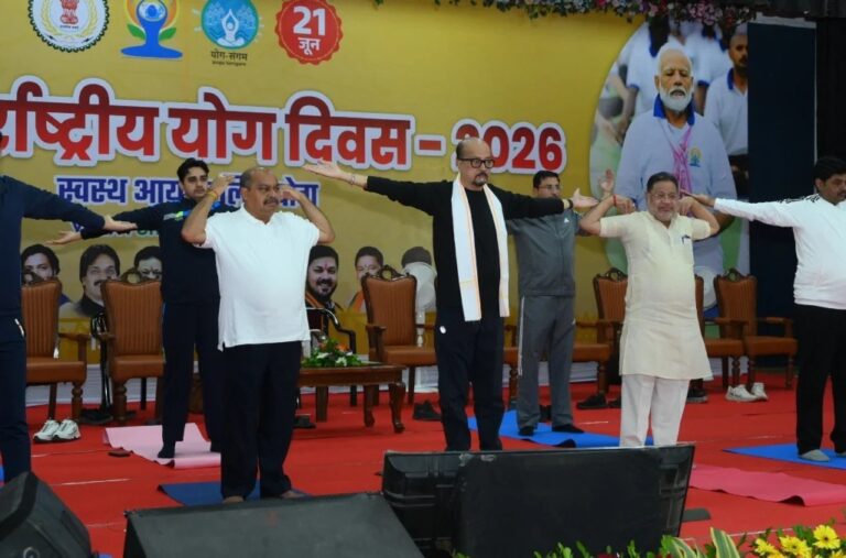 अंतरराष्ट्रीय योग दिवस पर राज्यपाल रमेन डेका ने किया योग, दिया स्वस्थ जीवन का संदेश