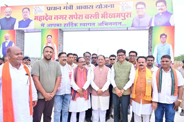 भीखमपुरा की सपेरा बस्ती पहुंचे सीएम साय, पीएम आवास योजना के कार्यों का लिया जायजा