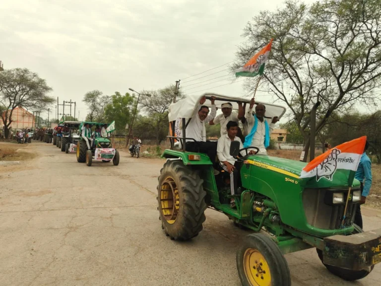 खाद संकट को लेकर राजिम में किसानों का प्रदर्शन, ट्रैक्टर रैली के बाद किया चक्काजाम