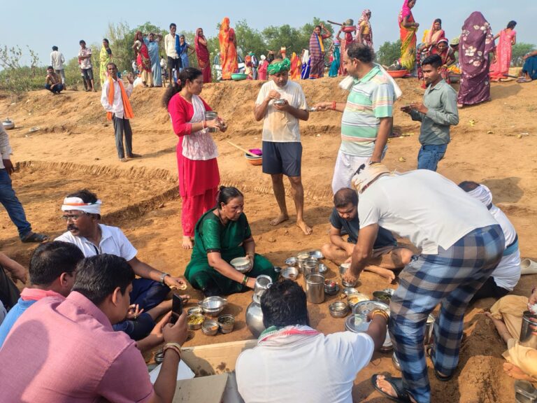कांग्रेस प्रशिक्षण शिविर: मनरेगा कार्यस्थल पर नेताओं ने किया श्रमदान, मजदूरों संग किया भोजन
