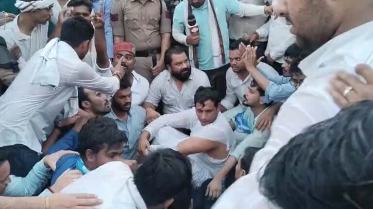 नीट पेपर लीक के विरोध में NSUI का प्रदर्शन, पुलिस से झड़प के बीच देवेंद्र यादव का कुर्ता फटा