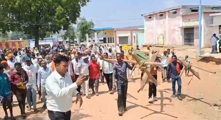 खाद संकट पर किसानों का फूटा गुस्सा, पैलीमेटा में चक्काजाम कर किया प्रदर्शन