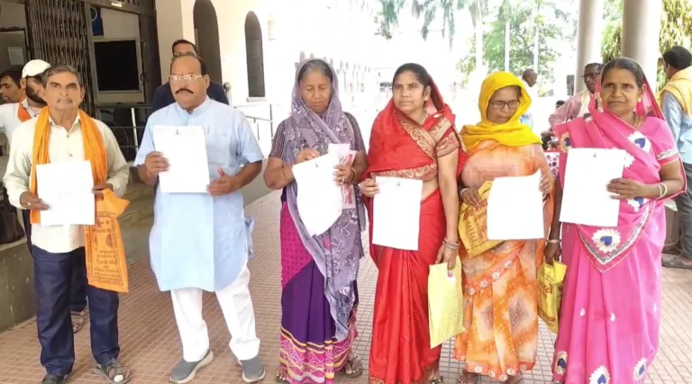 धमतरी में विधवा पेंशन नहीं मिलने से नाराज महिलाएं पहुंचीं कलेक्ट्रेट, जल्द भुगतान की मांग