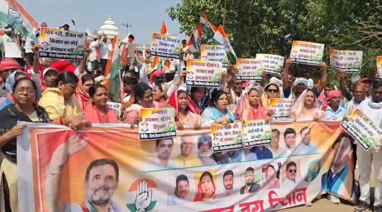 किसानों की मांगों को लेकर कांग्रेस का कलेक्ट्रेट घेराव, सौंपा 9 सूत्रीय मांगपत्र