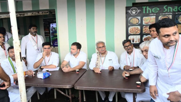 रायपुर दौरे के दौरान मैगी पॉइंट पर रुके राहुल गांधी, चाय और मैगी का लिया स्वाद