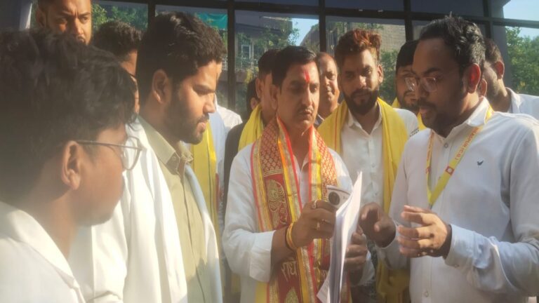 युवा चिकित्सकों की समस्याओं को लेकर JDA ने केंद्रीय मंत्री तोखन साहू को सौंपा ज्ञापन
