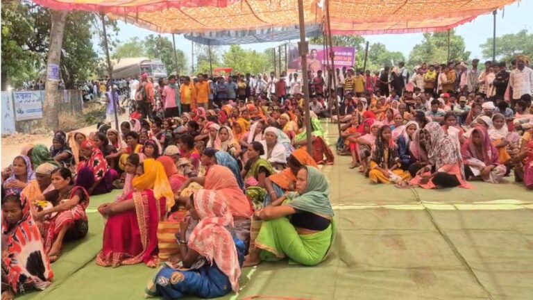 कांकेर में ग्रामीणों का चक्काजाम, बालोद में आदिवासी समाज का कलेक्ट्रेट घेराव