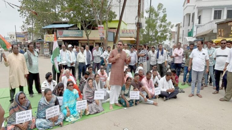 परिक्रमा पथ परियोजना के विरोध में कांग्रेस का चक्काजाम, डोंगरगढ़ में घंटों जाम