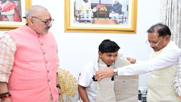 अंडर-19 महिला क्रिकेट टीम की उपकप्तान बनीं महक नरवासे, मुख्यमंत्री साय ने किया सम्मानित