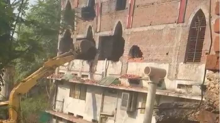 सेंट पॉल स्कूल परिसर में बने विवादित भवन पर चला बुलडोजर, प्रशासन की बड़ी कार्रवाई