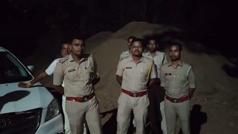रेत माफियाओं पर सख्ती: केंद्रीय उड़नदस्ता की छापेमार कार्रवाई, अवैध भंडारण पर नोटिस