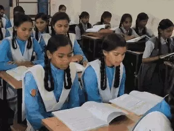 बिलासपुर में बिना किताबों के पढ़ाई:स्कूल-खुलने के बाद भी नहीं पहुंची, 70-80 GSM विवाद में फंसा पेच; DEO बोले- जल्द होगा डिस्ट्रीब्यूशन