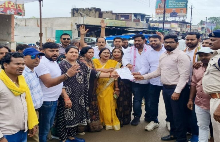 नीट पेपर लीक पर लोरमी में कांग्रेस का प्रदर्शन, शिक्षा मंत्री के इस्तीफे की मांग