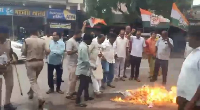 सम्मानपुर-नकटी मामले पर कांग्रेस का प्रदर्शन, धरसींवा में विधायक अनुज शर्मा का पुतला दहन