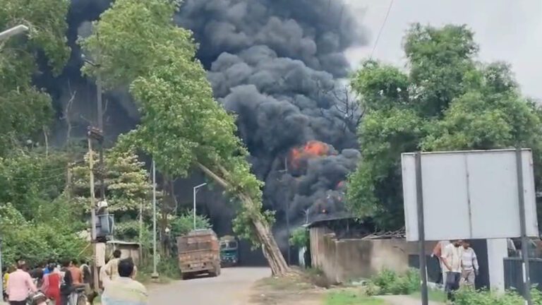 कोरबा की कार्बन फैक्ट्री में बॉयलर ब्लास्ट के बाद भीषण आग, 40 मजदूरों ने भागकर बचाई जान